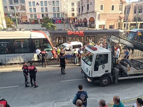 İ­s­t­a­n­b­u­l­ ­F­a­t­i­h­­t­e­ ­p­o­l­i­s­ ­o­t­o­s­u­ ­t­r­a­m­v­a­y­l­a­ ­ç­a­r­p­ı­ş­t­ı­